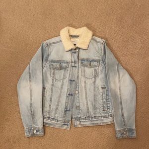 Light washed jean jacket w/ Sherpa inside (small)